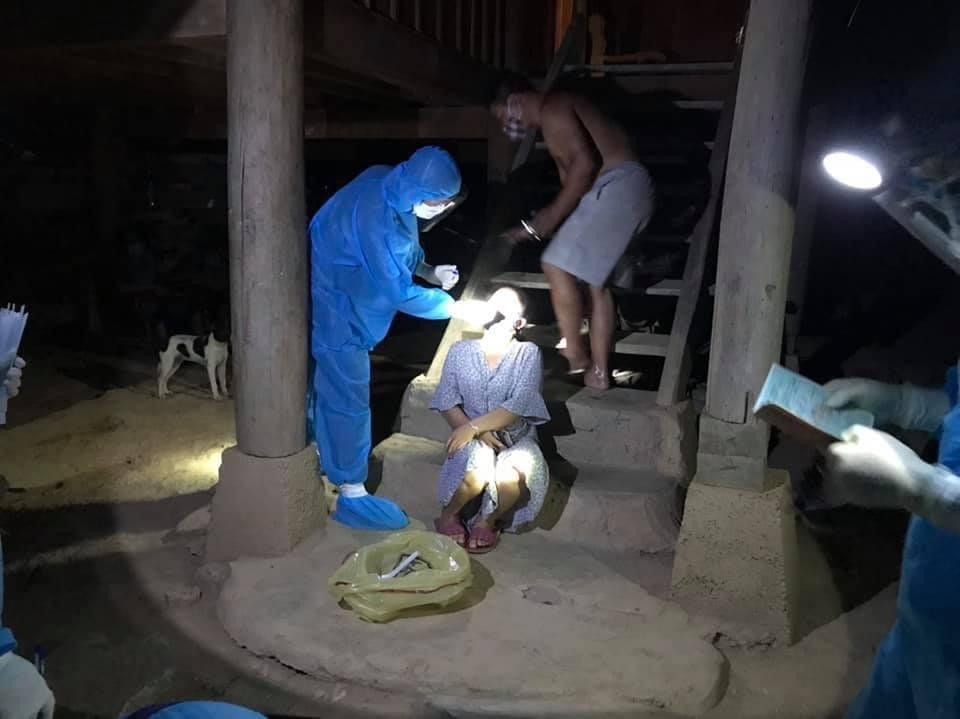 Đến 3 giờ sáng, công việc lấy mẫu hoàn tất. Tất cả 525 mẫu đã được lấy sẽ chuyển về CDC Nghệ An xét nghiệm PCR.