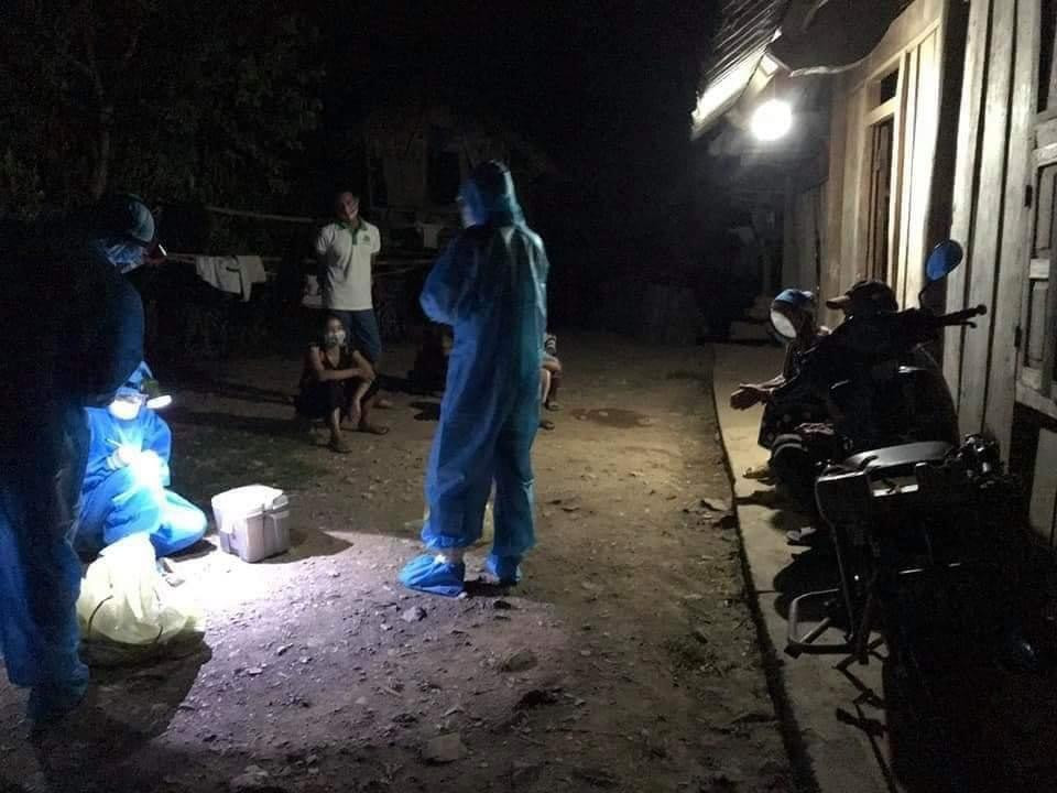 Bản La Ngan có 824 nhân khẩu, đời sống của người dân gặp nhiều khó khăn. Ở thời điểm phát hiện 2 ca bệnh có 525 người có mặt tại địa phương. Bản nghèo đã có điện lưới quốc gia nhưng ánh sáng của những chiếc bóng điện tiết kiệm không đủ để làm việc, buộc cán bộ y tế phải dùng đèn pin soi để đi lại, lấy mẫu xét nghiệm.