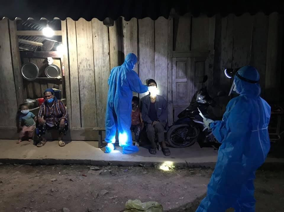 Dưới ánh đèn pin yếu ớt, hình ảnh những y, bác sĩ mò mẫm trong đêm tối, “đi từng ngõ, gõ từng nhà, rà từng hộ dân” để lấy mẫu xét nghiệm cho người dân bản vùng cao Nghệ An khiến mọi người xúc động.