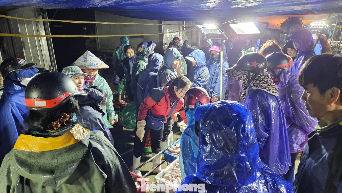 Ông Nguyễn Tiến Lợi - Chủ tịch Hội Nông dân phường Nghi Thủy cho biết, trên địa bàn phường hiện có khoảng 130 tàu, thuyền đánh bắt hải sản, trong đó hơn 40 tàu đánh bắt xa bờ. Số còn lại chủ yếu là tàu, thuyền khai thác gần bờ, đi một vài ngày rồi trở về bến. Nghề khai thác, đánh bắt và chế biến hải sản vẫn là trụ cột trong phát triển kinh tế - xã hội ở địa phương.