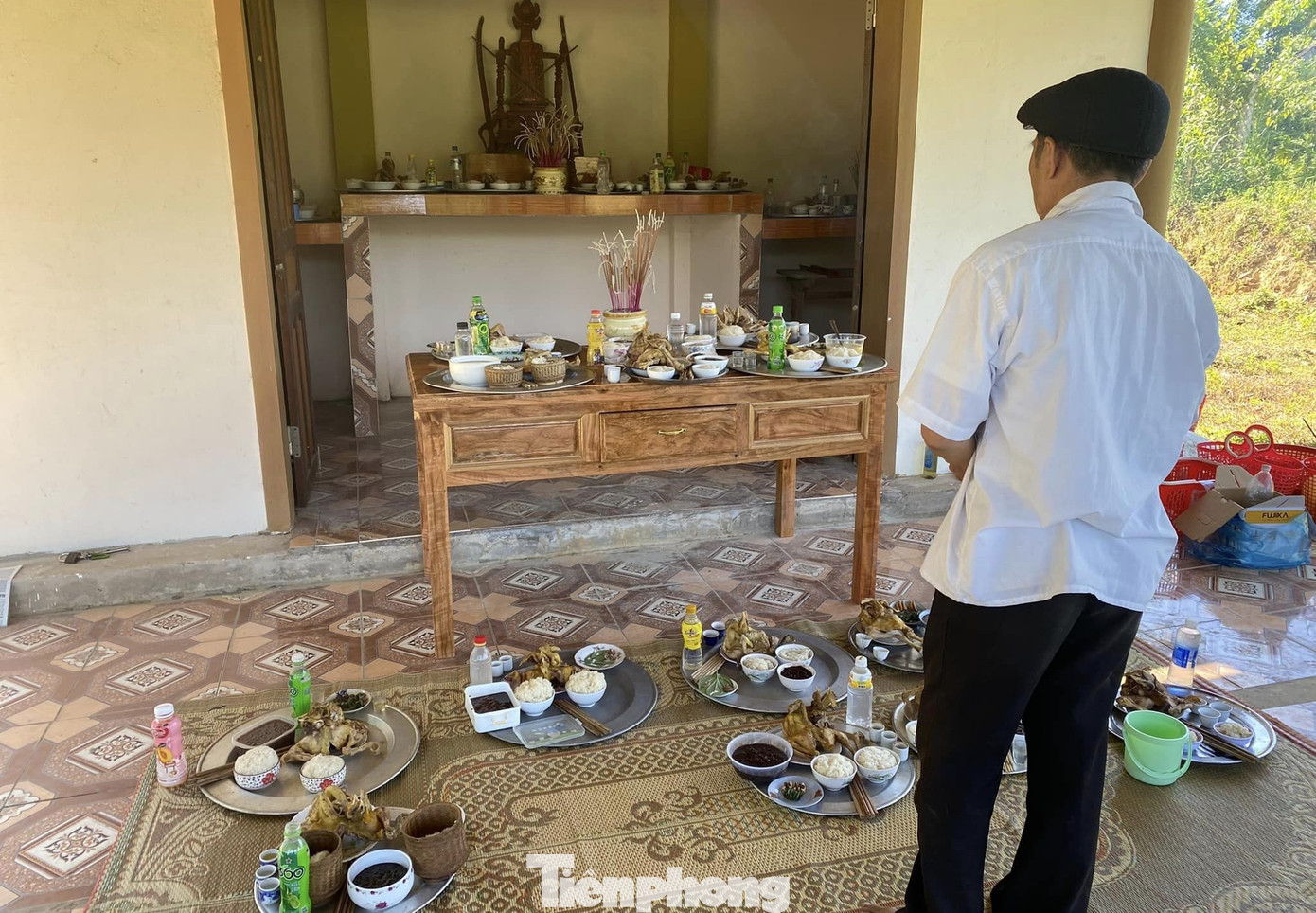 Tộc trưởng cúng mời tổ tiên