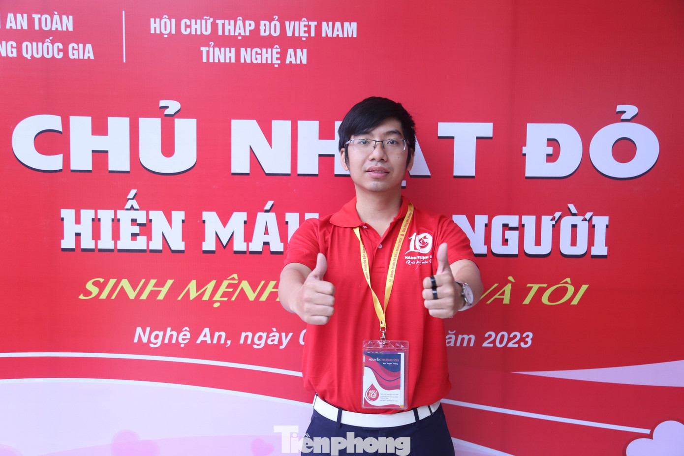 Một tình nguyện viên đặc biệt trong chương trình hiến máu Chủ nhật Đỏ lần thứ XV - năm 2023 là bạn Nguyễn Trường Sơn (SN 1996), hiện là thành viên tích cực của CLB Ngân hàng máu sống thành Vinh. Sơn cho biết, em bắt đầu hiến máu từ năm 18 tuổi và đến nay đã có 30 lần hiến máu tình nguyện.