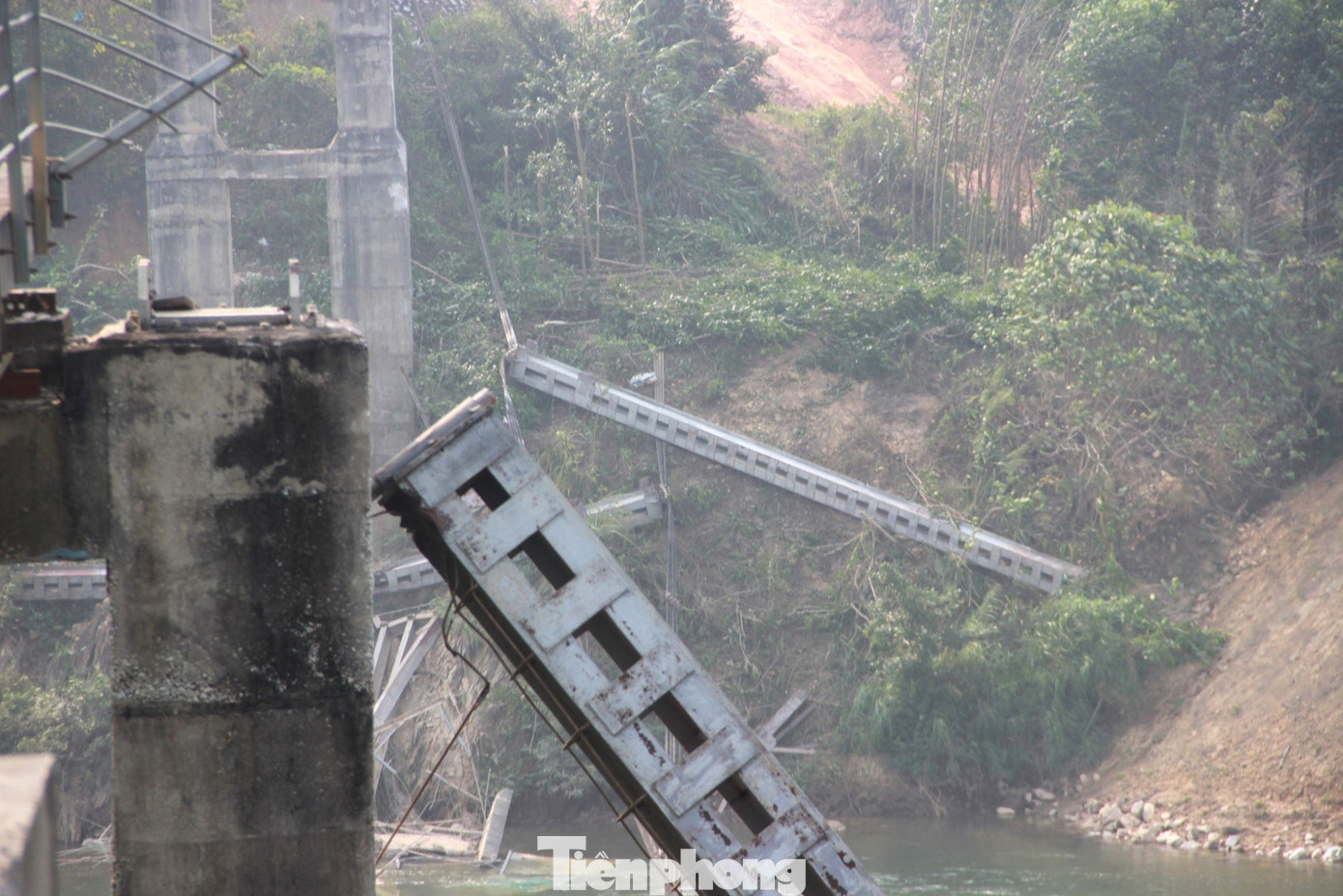 Toàn bộ dây văng, khung thép và các tấm bêtông rơi xuống bãi bồi.