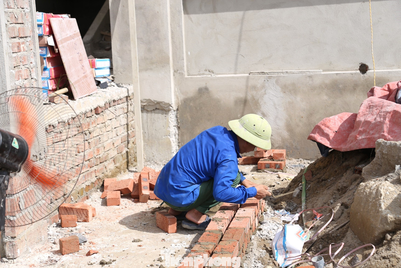 Vấn đề khiến người dân sau đó bức xúc là mức giá đền bù chưa phù hợp. Cụ thể, với lý do đất đã không sử dụng trong thời hạn 12 tháng liên tục nên UBND tỉnh Nghệ An đã có văn bản đồng ý với công văn của Sở Tài chính về đề xuất mức hỗ trợ cho các hộ dân bằng 2 lần giá đất nông nghiệp theo quy định tại bảng giá đất với mức hỗ trợ 85 triệu đồng/sào.