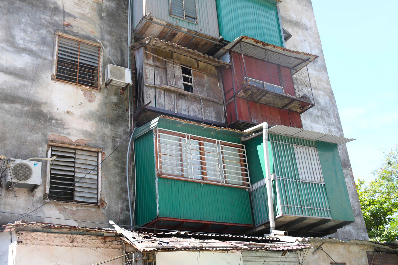 Những chiếc “chuồng cọp” nằm lơ lửng không có điểm tựa rất nguy hiểm.