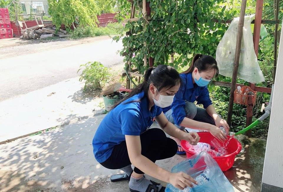 Những vỏ chai nhựa sau khi được các bạn trẻ thu gom sẽ vệ sinh sạch sẽ để làm những chiếc lồng đèn thủ công.