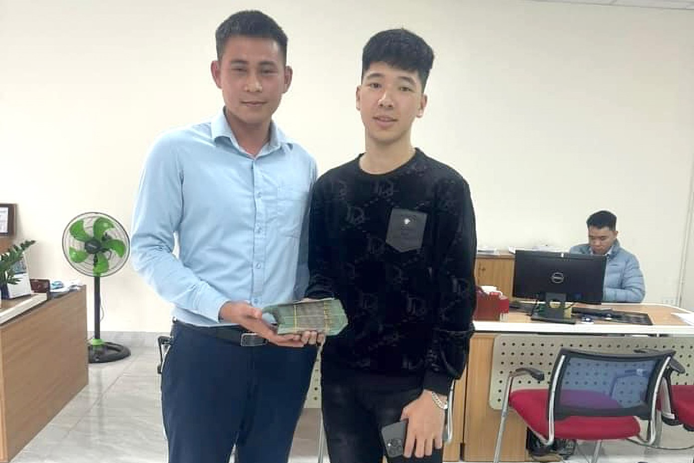 Cao Xuân Phát (áo đen) ra ngân hàng rút tiền chuyển trả lại cho người chuyển nhầm vào tài khoản của mình Cao Xuân Phát (áo đen) ra ngân hàng rút tiền chuyển trả lại cho người chuyển nhầm vào tài khoản của mình