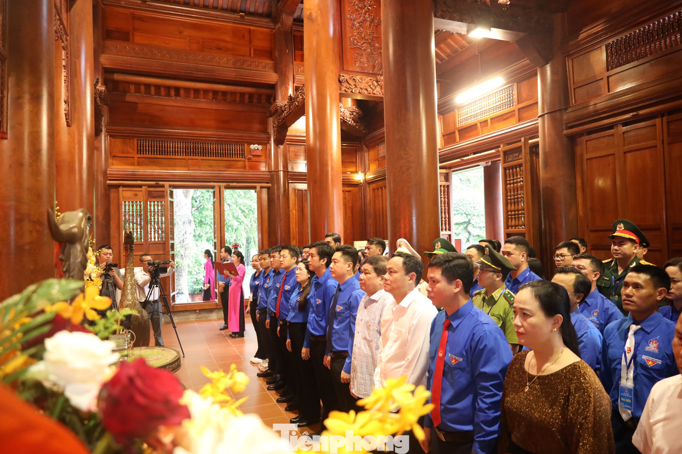 Tại Khu di tích lịch sử quốc gia đặc biệt Kim Liên, nhân kỷ niệm 133 năm ngày sinh của Chủ tịch Hồ Chí Minh (19/5/1890 -19/5/2023), tuổi trẻ Quảng Bình, Nghệ An đã dâng hoa, dâng hương bày tỏ tấm lòng thành kính và biết ơn vô hạn công lao to lớn của Người đã cống hiến, hy sinh trọn đời cho sự nghiệp giải phóng dân tộc, đấu tranh cho sự nghiệp hòa bình và hạnh phúc của dân tộc Việt Nam. Ảnh: TH