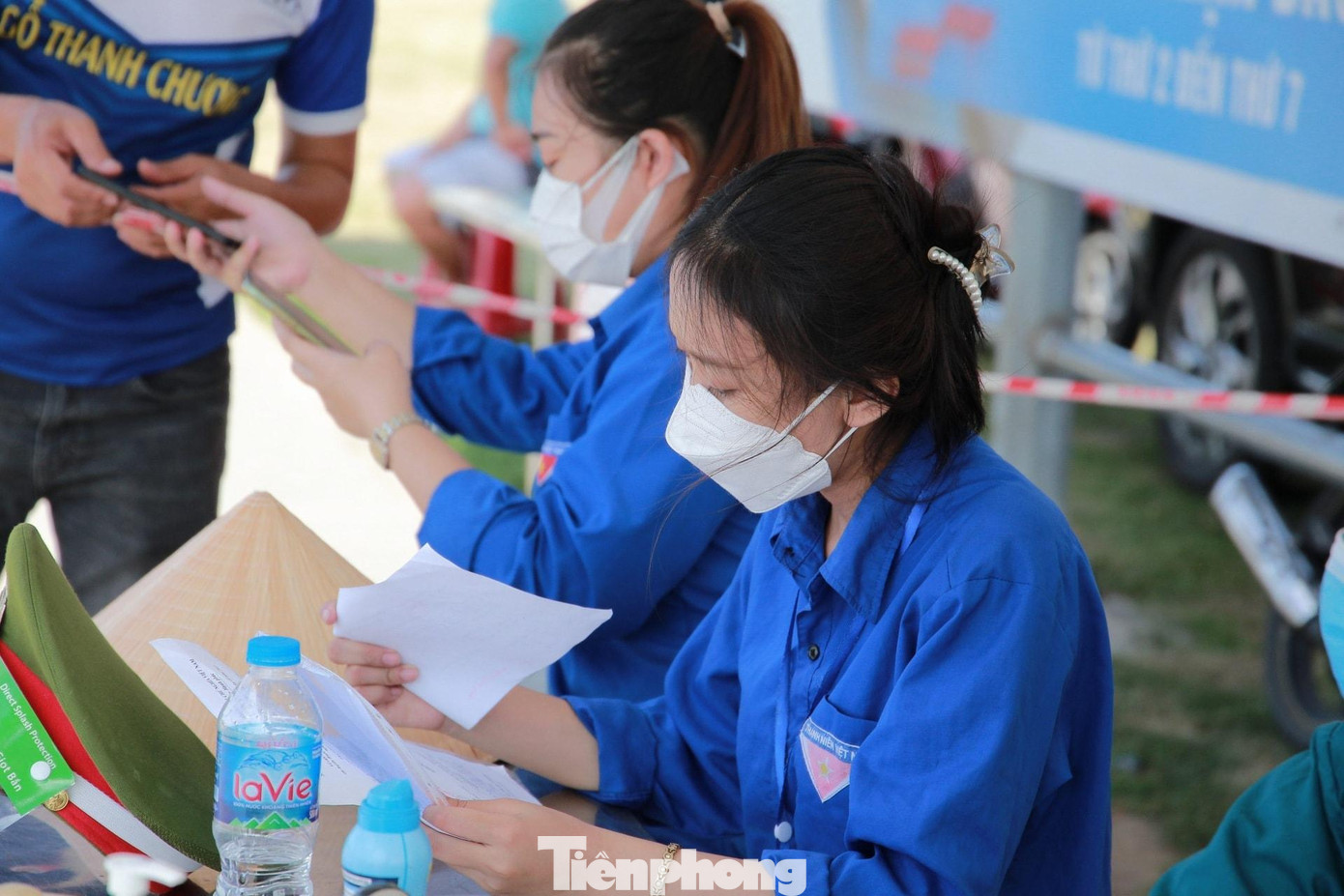 Công việc của Trân cũng như các bạn đoàn viên khác là hướng dẫn người dân khai báo y tế, kiểm tra giấy tờ đi đường, phiếu xét nghiệm COVID-19, tuyên truyền để người dân hiểu và thực hiện nghiêm các biện pháp phòng chống dịch trong thời gian cách ly xã hội. Mỗi buổi sẽ có 2 bạn tham gia hỗ trợ trực cùng lực lượng công an, dân quân,... và luân phiên thay đổi.