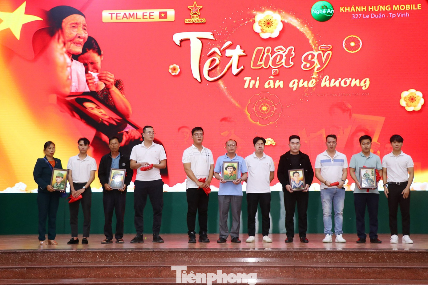 Nằm trong chương trình “Tết liệt sĩ - Tri ân quê hương” do nhóm Team Lee khởi xướng và triển khai, chiều 20/1, tại Bảo tàng Quân khu 4, hơn 100 bức ảnh phục dựng chân dung liệt sĩ hai tỉnh Nghệ An và Hà Tĩnh đã được trao tặng tới thân nhân, gia đình.