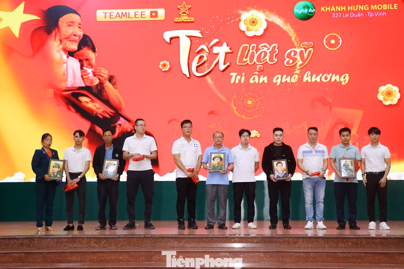 Nằm trong chương trình “Tết liệt sĩ - Tri ân quê hương” do nhóm Team Lee khởi xướng và triển khai, chiều 20/1, tại Bảo tàng Quân khu 4, hơn 100 bức ảnh phục dựng chân dung liệt sĩ hai tỉnh Nghệ An và Hà Tĩnh đã được trao tặng tới thân nhân, gia đình. Nằm trong chương trình “Tết liệt sĩ - Tri ân quê hương” do nhóm Team Lee khởi xướng và triển khai, chiều 20/1, tại Bảo tàng Quân khu 4, hơn 100 bức ảnh phục dựng chân dung liệt sĩ hai tỉnh Nghệ An và Hà Tĩnh đã được trao tặng tới thân nhân, gia đình.