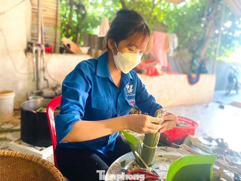 Với nhiều bạn trẻ, đây là lần đầu tiên gói bánh chưng