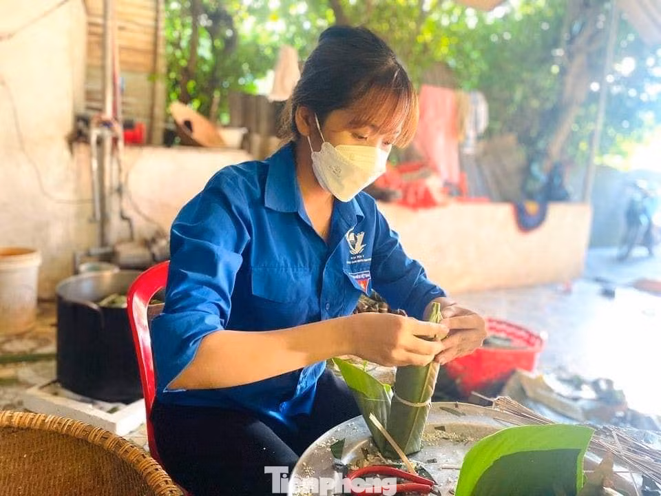 Với nhiều bạn trẻ, đây là lần đầu tiên gói bánh chưng