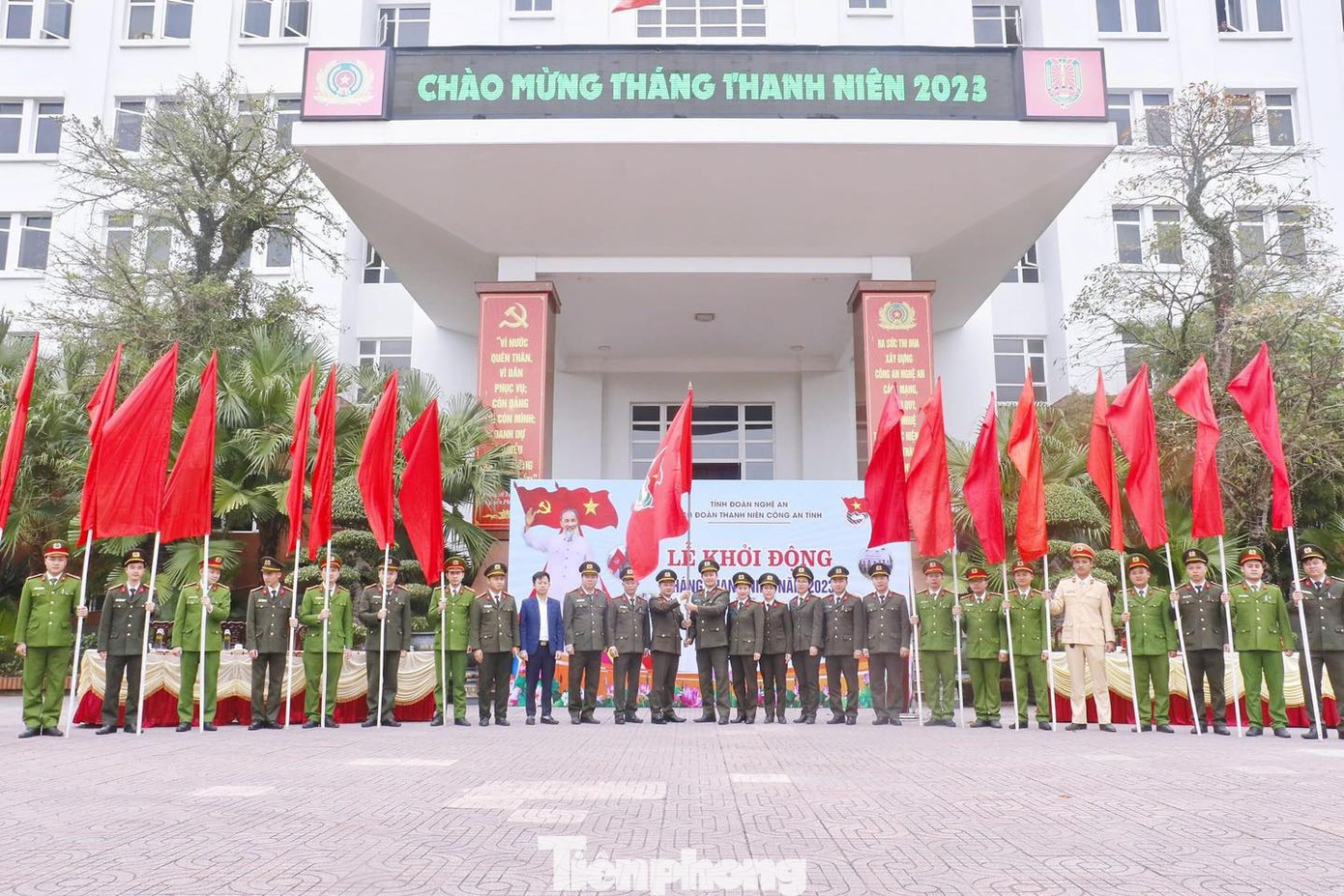 Với tinh thần “đâu cần thanh niên có, đâu khó có thanh niên”, thời gian qua, Đoàn thanh niên Công an Nghệ An đã phát huy vai trò xung kích của tuổi trẻ, hoàn thành xuất sắc nhiệm vụ, giữ vững an ninh quốc gia, bảo đảm trật tự an toàn xã hội, phục vụ đắc lực sự nghiệp công nghiệp hóa, hiện đại hóa đất nước, vì cuộc sống bình yên của nhân dân. Trong ảnh, Lễ khởi động Tháng Thanh niên 2023 của Công an tỉnh Nghệ An. Ảnh: Thu Hiền