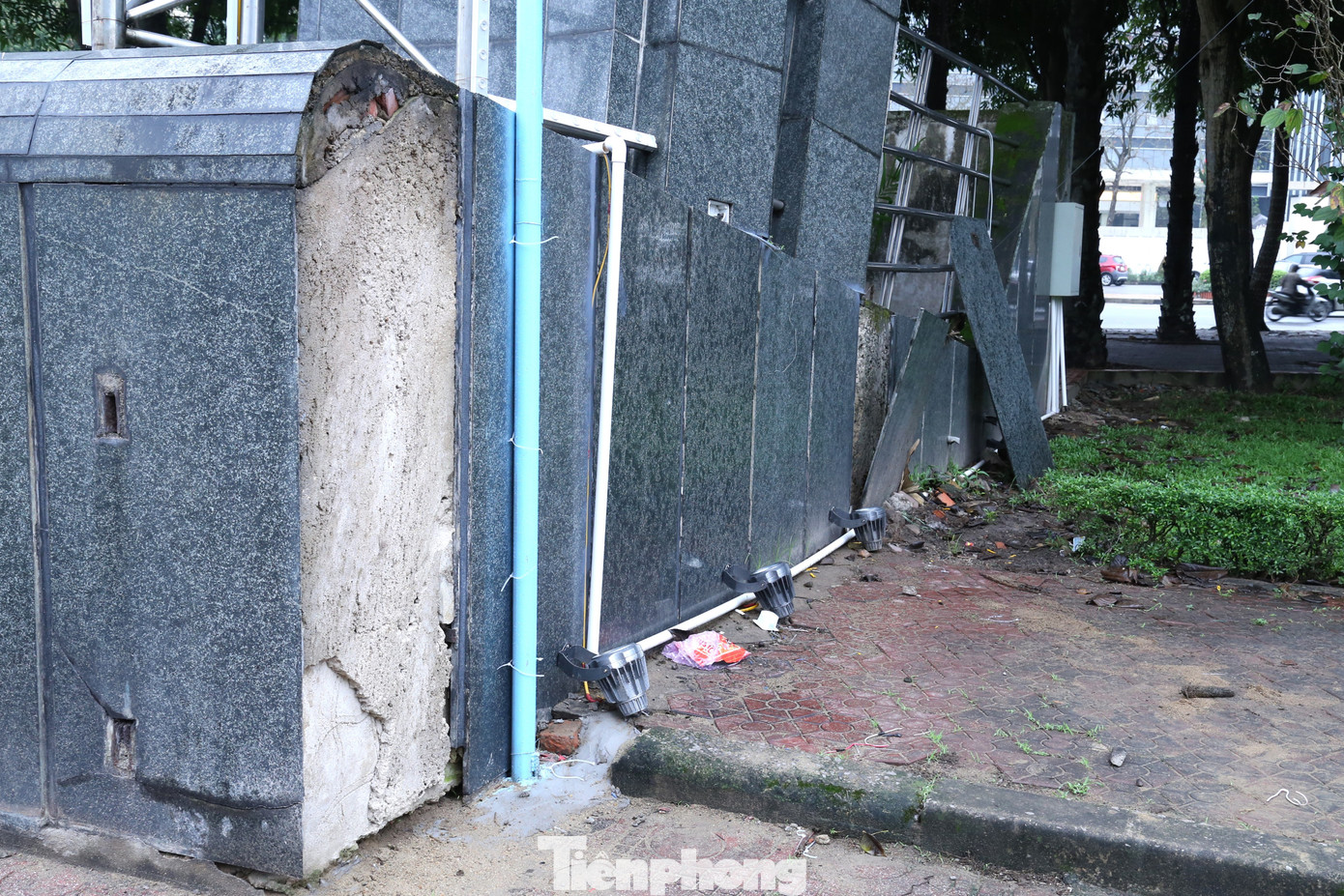 Ngay cổng chào công viên phía mặt đường Phan Đăng Lưu, một số họa tiết trang trí gãy vỡ không được sửa chữa. Hai bên cổng gạch ốp bị bong tróc, từng viên lớn có chu vi cả mét, ở vị trí ngay trên đỉnh của cổng chào, có nguy cơ rơi vỡ gây mất an toàn, nguy hiểm cho người dân khi tới công viên.