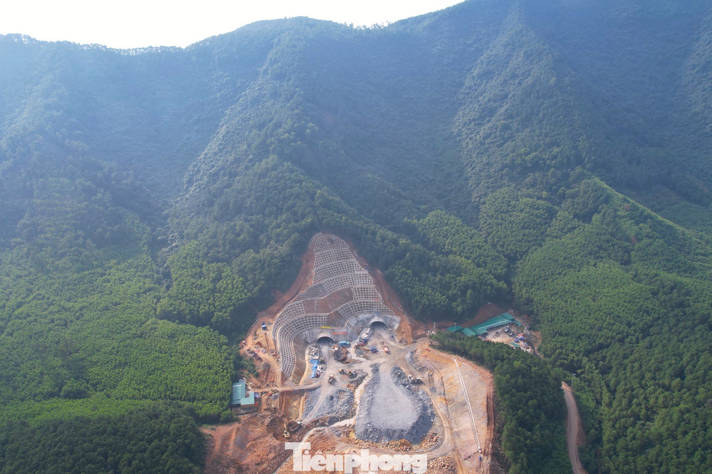 Trên công trường thi công hầm xuyên qua núi Thần Vũ (huyện Diễn Châu, Nghệ An), nhà thầu đã huy động hàng trăm xe, máy phục vụ vận tải, đào, đắp, vận chuyển thiết bị, xi măng, sắt thép để bạt núi, mở đường. Đây là một trong những hạng mục khó nhất trên tuyến cao tốc Bắc - Nam. Trên công trường thi công hầm xuyên qua núi Thần Vũ (huyện Diễn Châu, Nghệ An), nhà thầu đã huy động hàng trăm xe, máy phục vụ vận tải, đào, đắp, vận chuyển thiết bị, xi măng, sắt thép để bạt núi, mở đường. Đây là một trong những hạng mục khó nhất trên tuyến cao tốc Bắc - Nam.