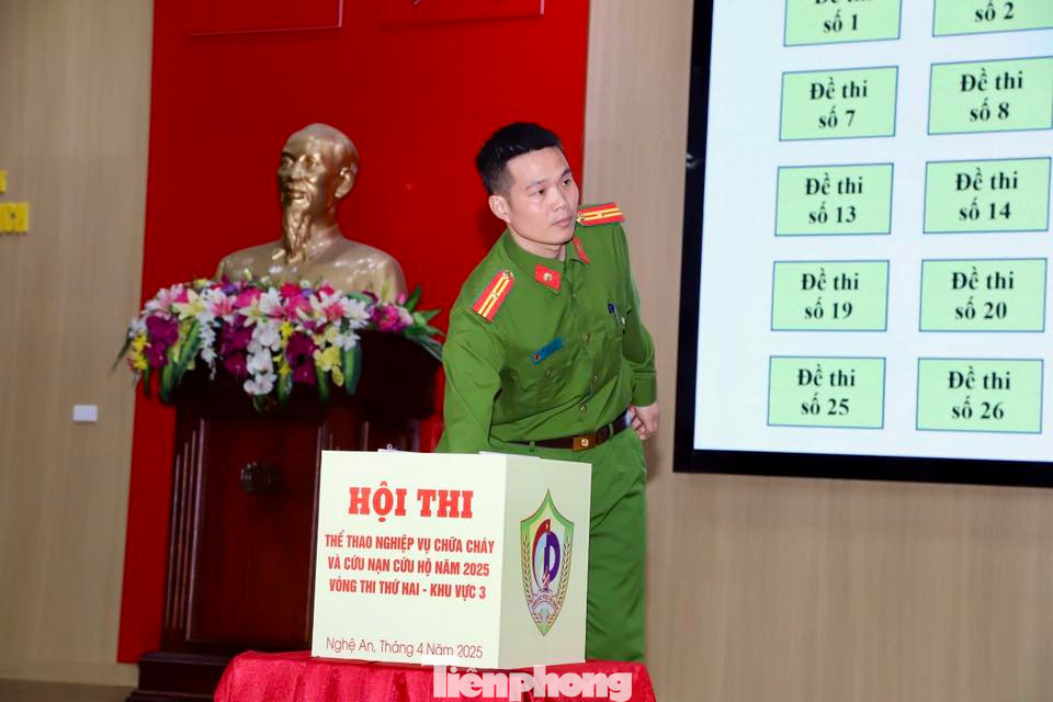 Trước đó các đội thi đã trải qua 2 phần thi gồm: Chỉ huy chữa cháy và cứu nạn, cứu hộ và Bơi cứu nạn, cứu hộ.