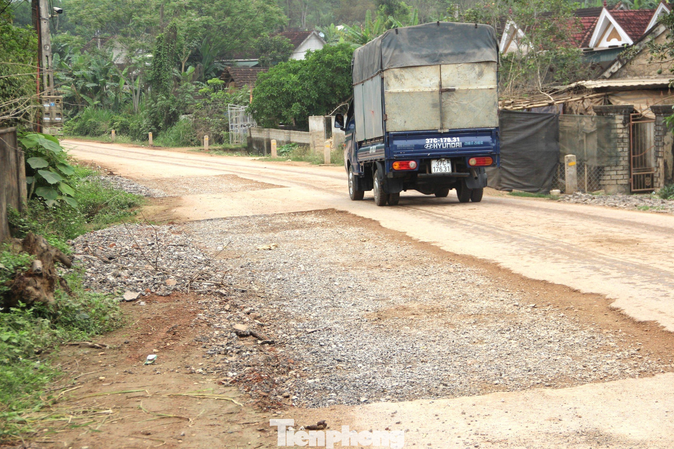“Tuyến đường này mới thi công xong trước Tết nhưng đã hư hỏng. Mới đây nhà thầu phải dùng máy múc hết toàn bộ để xử lý lại phần nền phía dưới. Ngày nắng thì bụi mù mịt, còn ngày mưa thì lầy lội, tội nhất là các cháu học sinh đi học quần áo cứ lấm lem vì bụi, bùn”, một người dân sát tuyến đường chia sẻ.