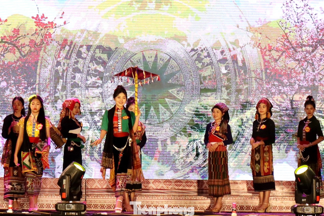 Phần thi trình diễn trang phục dân tộc. Trang phục của cộng đồng người Thái huyện Quỳ Châu được nhiều thí sinh lựa chọn trình diễn.