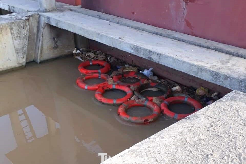 Các phao cứu sinh trôi dạt khi xích sắt bị kẻ gian trộm.