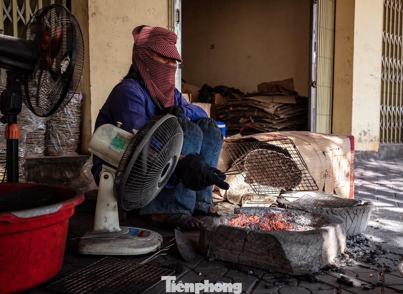 Khi ăn, bánh đa được nướng trên than hoa, bỏ lò vi sóng hoặc chiên dầu đều được. Dù được “chế biến” như thế nào thì vẫn không mất đi hương vị bánh đa Đô Lương.