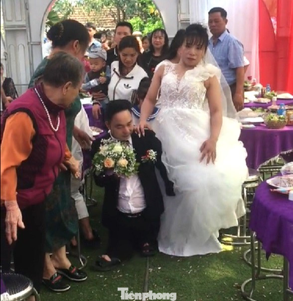 Sau một lần bị tai nạn giao thông, đôi chân của cô dâu không còn được lành lặn như trước. Sau một lần bị tai nạn giao thông, đôi chân của cô dâu không còn được lành lặn như trước.