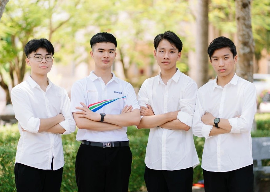 Nguyễn Phi Anh (ngoài cùng bên trái) trở thành thủ khoa khối A00 tỉnh Nghệ An với 29,15 điểm Nguyễn Phi Anh (ngoài cùng bên trái) trở thành thủ khoa khối A00 tỉnh Nghệ An với 29,15 điểm