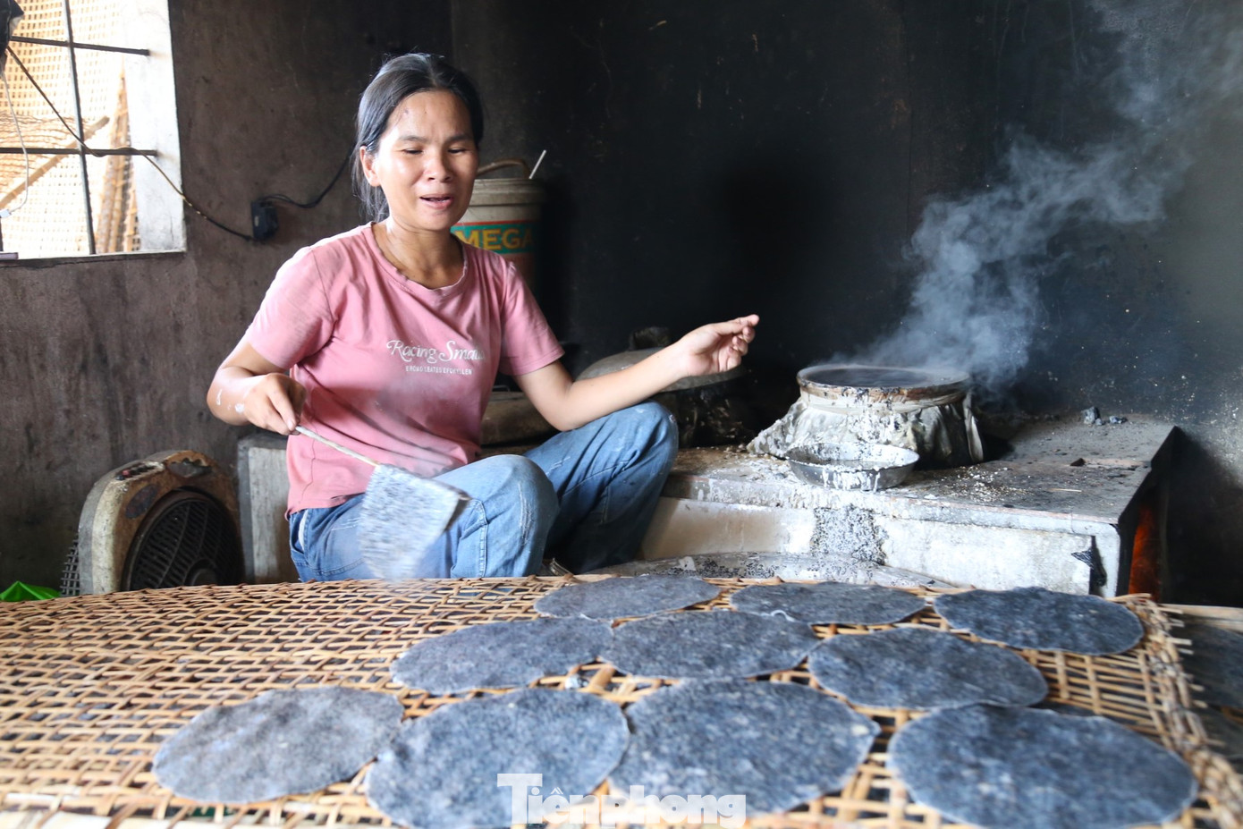 Dù nhiều nơi đã dùng máy móc hiện đại để làm bánh nhưng ở làng Vĩnh Đức, người dân chủ yếu vẫn tráng bánh theo cách thủ công.