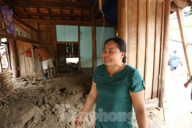 Nhiều người dân tay trắng chỉ sau một đêm, không giấu nổi cảm xúc, bật khóc Nhiều người dân tay trắng chỉ sau một đêm, không giấu nổi cảm xúc, bật khóc