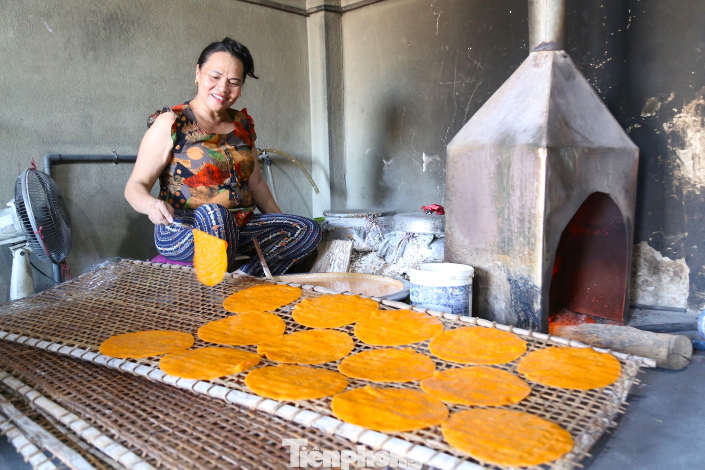 Nắm bắt nhu cầu thị trường, cùng với duy trì sản xuất loại bánh đa vừng truyền thống từ bột gạo, người dân làm nghề còn sáng tạo các loại bánh đa vừng từ gấc, khoai lang tím,… Nắm bắt nhu cầu thị trường, cùng với duy trì sản xuất loại bánh đa vừng truyền thống từ bột gạo, người dân làm nghề còn sáng tạo các loại bánh đa vừng từ gấc, khoai lang tím,…