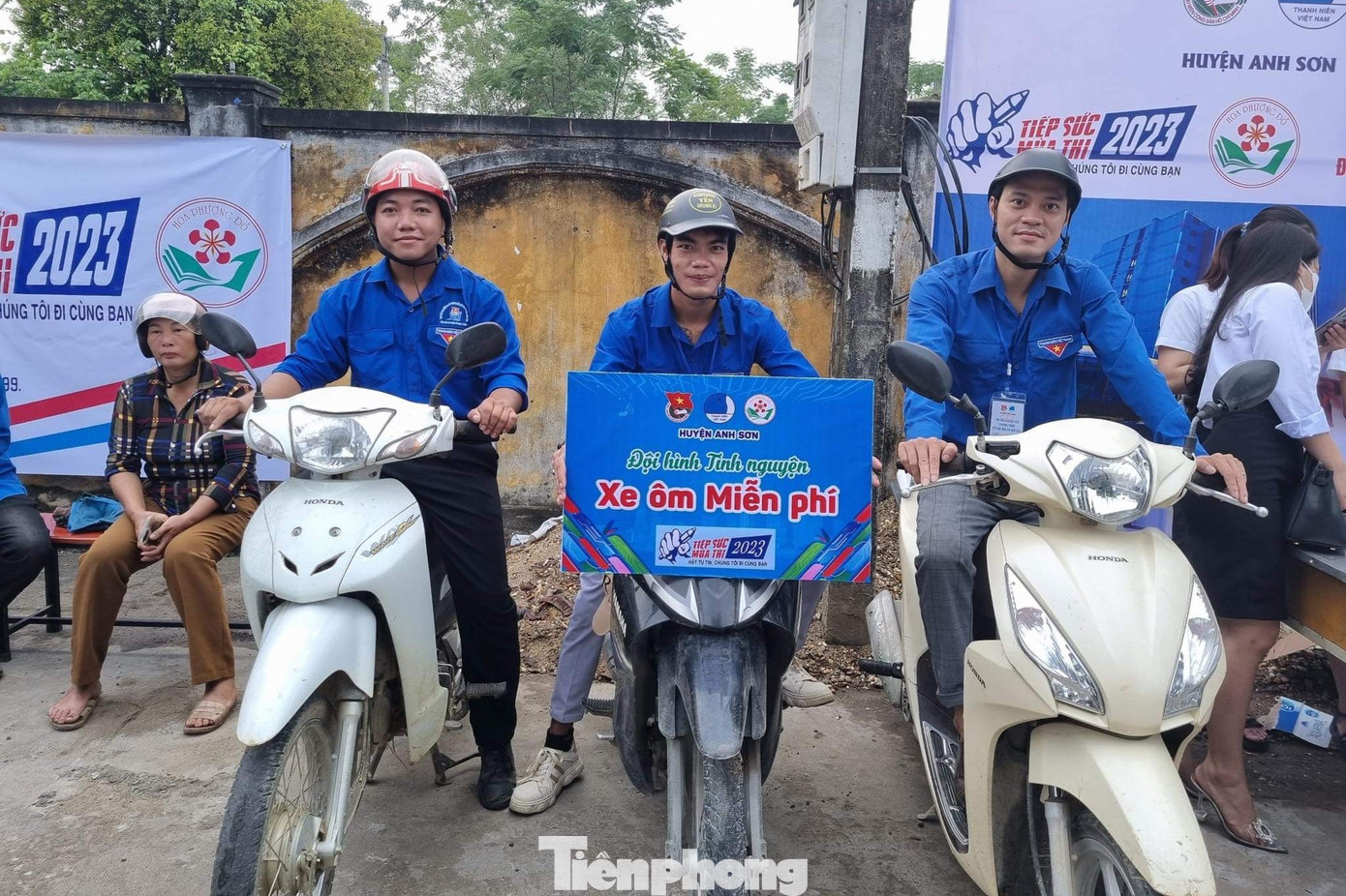 Các đội hình tình nguyện taxi 0 đồng, xe ôm miễn phí sẵn sàng tại các điểm thi. Các đội hình tình nguyện taxi 0 đồng, xe ôm miễn phí sẵn sàng tại các điểm thi.