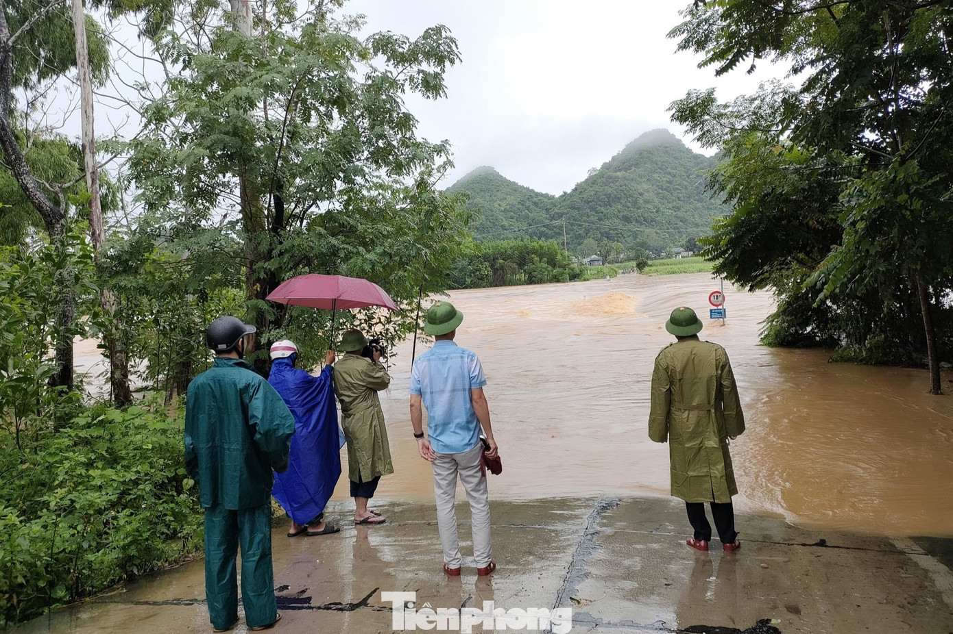 Huyện Quỳ Hợp đã thành lập 5 đoàn công tác đi kiểm tra các cầu tràn bị ngập, các điểm xung yếu, những hộ dân bị cô lập… Đồng thời, cảnh báo người dân không nên qua lại những điểm ngập sâu. Huyện Quỳ Hợp đã thành lập 5 đoàn công tác đi kiểm tra các cầu tràn bị ngập, các điểm xung yếu, những hộ dân bị cô lập… Đồng thời, cảnh báo người dân không nên qua lại những điểm ngập sâu.