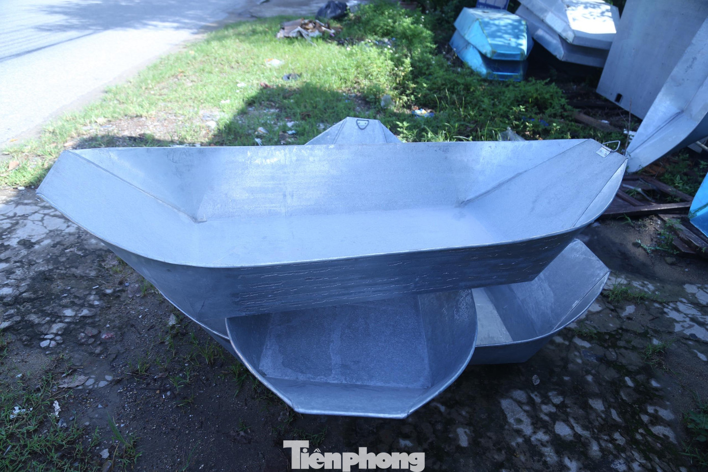 Giá bán mỗi thuyền tôn loại nhỏ có giá từ 400 nghìn đồng – 1,5 triệu đồng, tùy vào kích cỡ thuyền, độ dày và mỏng của tôn.