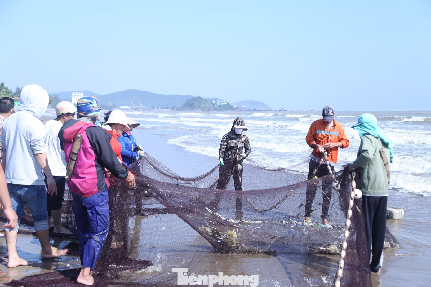 Kéo lưới rùng có thể đánh bắt cá vào bất kỳ thời gian nào trong ngày. Nhưng thời điểm kéo lưới thích hợp nhất là lúc sáng sớm và chiều tối, bởi lúc này thời gian tĩnh, lượng cá vào bờ nhiều. Kéo lưới rùng có thể đánh bắt cá vào bất kỳ thời gian nào trong ngày. Nhưng thời điểm kéo lưới thích hợp nhất là lúc sáng sớm và chiều tối, bởi lúc này thời gian tĩnh, lượng cá vào bờ nhiều.