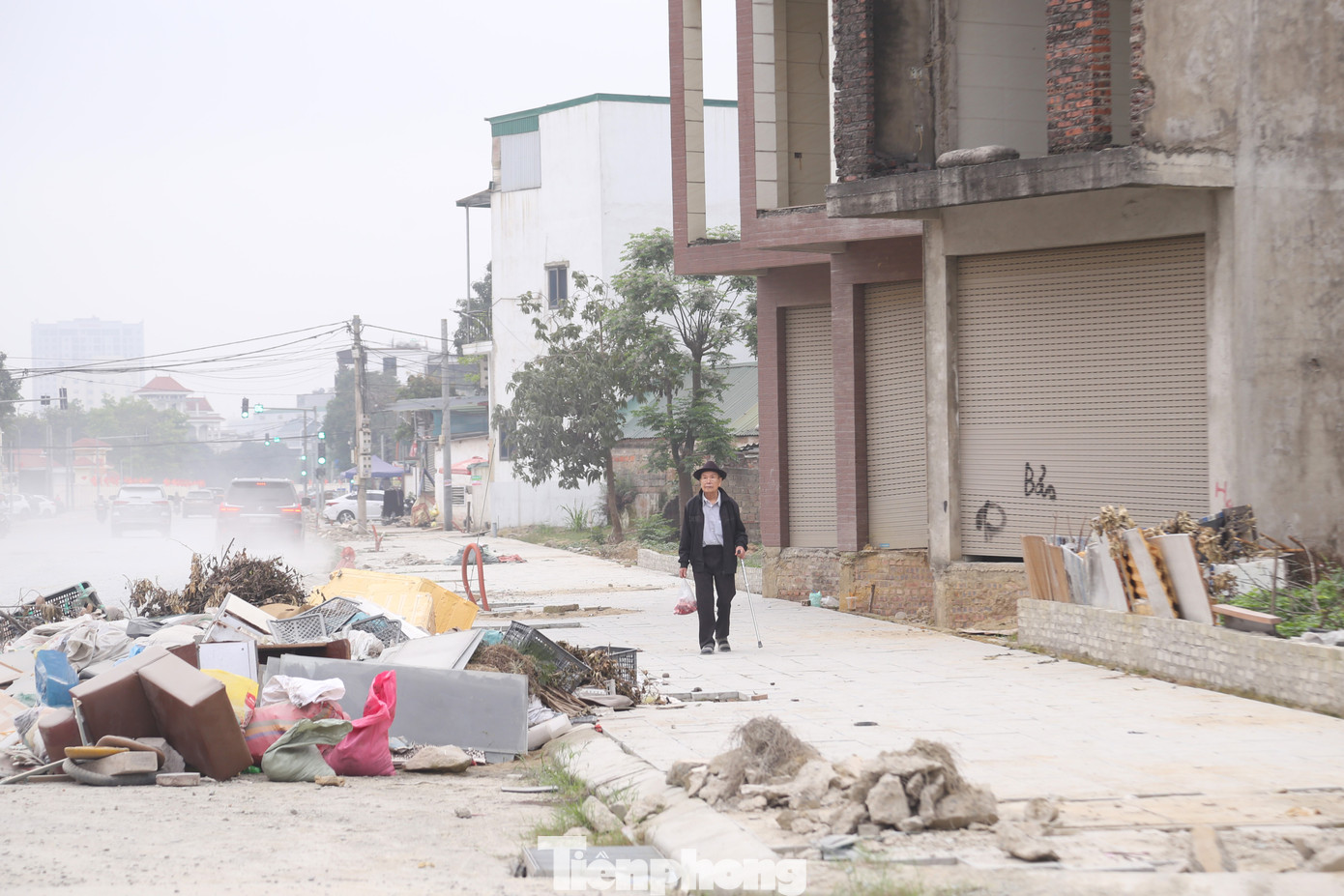 “Việc thi công kéo dài quá lâu, nhiều hạng mục dở dang. Trời nắng thì bụi bặm, trời mưa thì bùn lầy, ảnh hưởng nghiêm trọng đến cuộc sống của người dân”, ông Tuấn, một người dân sống tại đây bức xúc. “Việc thi công kéo dài quá lâu, nhiều hạng mục dở dang. Trời nắng thì bụi bặm, trời mưa thì bùn lầy, ảnh hưởng nghiêm trọng đến cuộc sống của người dân”, ông Tuấn, một người dân sống tại đây bức xúc.