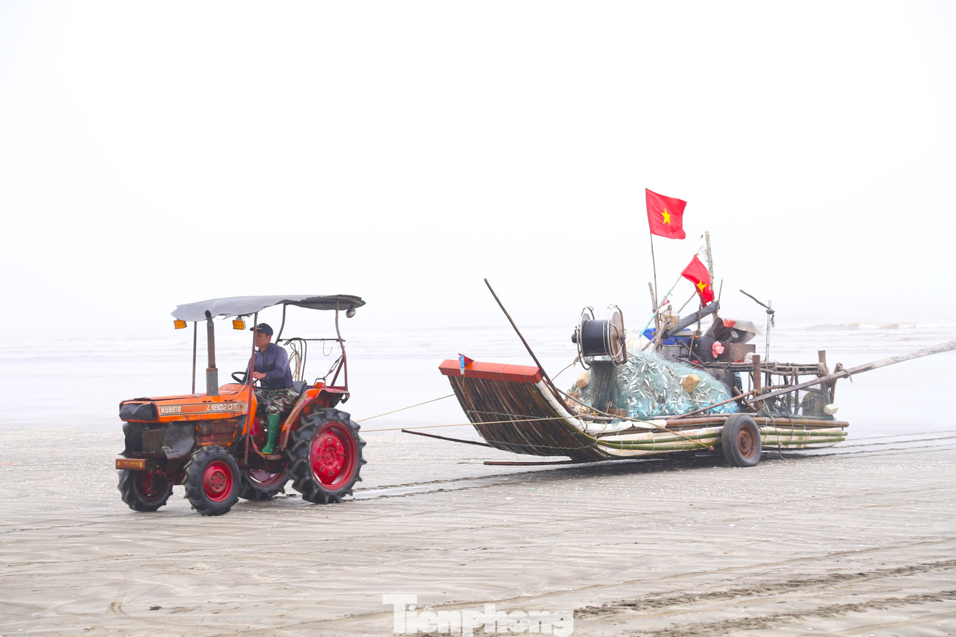 Sáng 30/1 (tức Mùng 2 Tết), tranh thủ thời tiết thuận lợi, ngư dân các xã ven biển, bãi ngang của huyện Diễn Châu (Nghệ An) hối hả chuẩn bị ngư lưới cụ, nhiên liệu để vươn khơi đón “lộc biển” ngày đầu năm mới 2025.