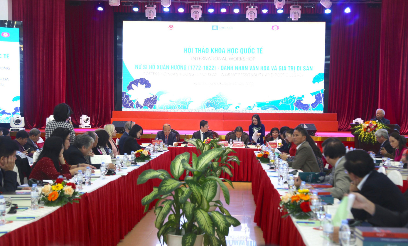 Toàn cảnh Hội thảo khoa học quốc tế Nữ sĩ Hồ Xuân Hương (1772-1822) - Danh nhân văn hóa và giá trị di sản. Toàn cảnh Hội thảo khoa học quốc tế Nữ sĩ Hồ Xuân Hương (1772-1822) - Danh nhân văn hóa và giá trị di sản.