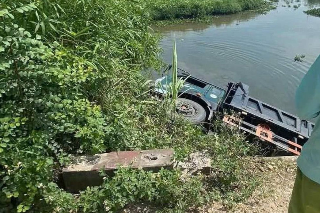 Hình ảnh xe tải đâm gãy lan can cầu, rơi xuống sông, lật nghiêng.