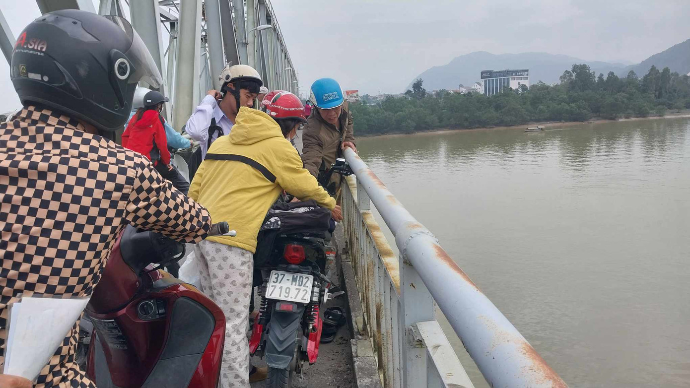 Sự việc diễn ra quá nhanh khiến người đi đường không kịp can ngăn, ứng cứu.