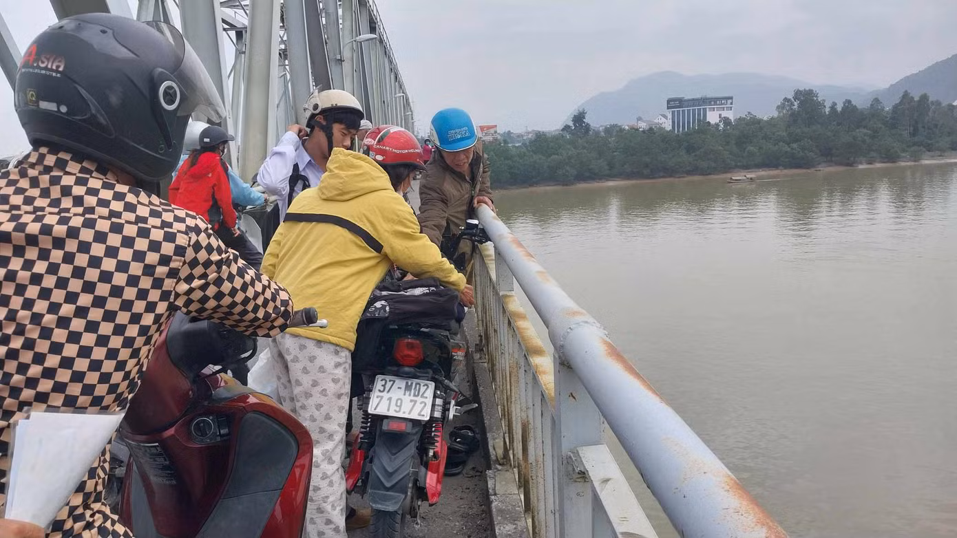 Sự việc diễn ra quá nhanh khiến người đi đường không kịp can ngăn, ứng cứu.