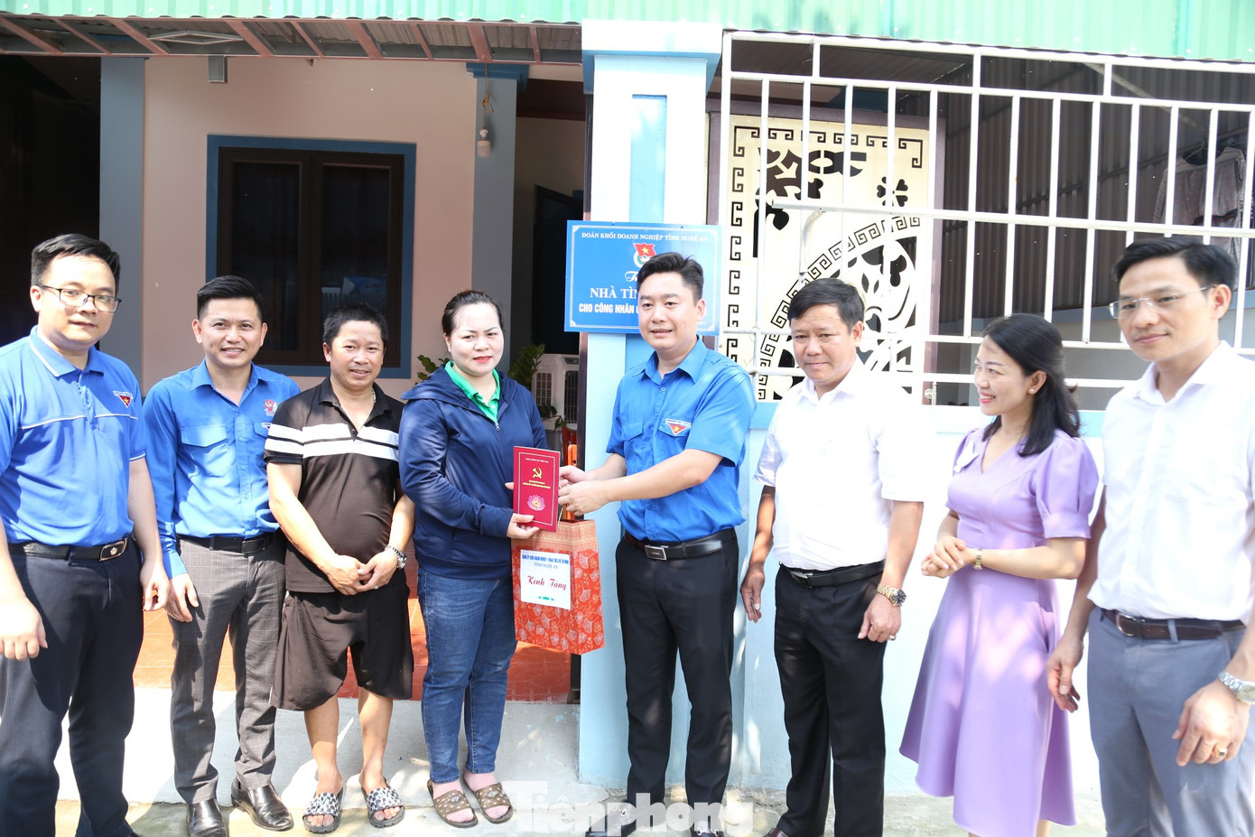 Khánh thành Nhà tình nghĩa cho anh Cao Xuân Thành (SN 1982, trú xóm 10, xã Nghi Liên, TP Vinh, Nghệ An) có hoàn cảnh đặc biệt khó khăn. Bản thân anh Thành bị K gan phải đi điều trị hàng tháng.