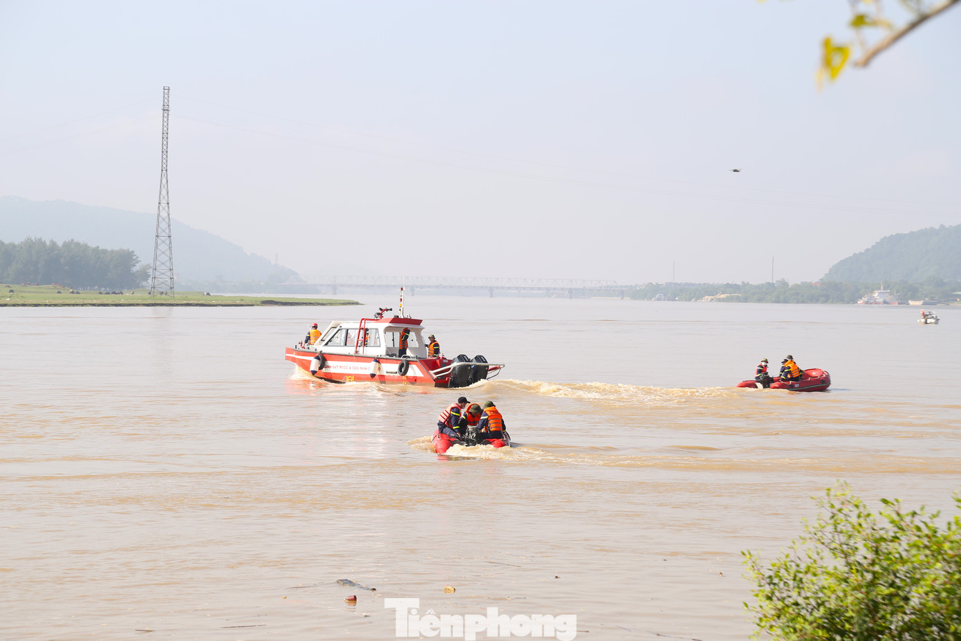 Công tác chữa cháy và cứu nạn cứu hộ được chia làm 3 giai đoạn. Giai đoạn 1: Lực lượng chữa cháy tại chỗ gấp rút cứu 5 người rơi xuống sông, trong đó có cứu trực tiếp được 3 người, 2 người còn lại được hướng dẫn bơi vào bờ an toàn.