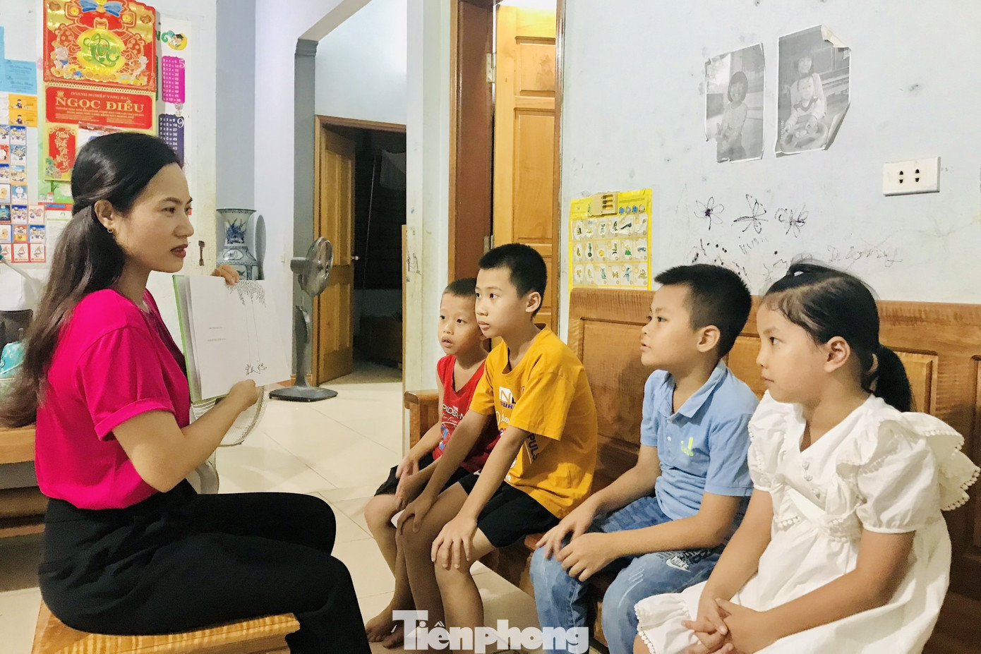 Cô Trần Lệ Phương, Giáo viên Mĩ thuật trường Tiểu học thị trấn Thạch Giám 2, Tương Dương (vợ thầy Trung) giảng dạy những phần các em chưa hiểu.