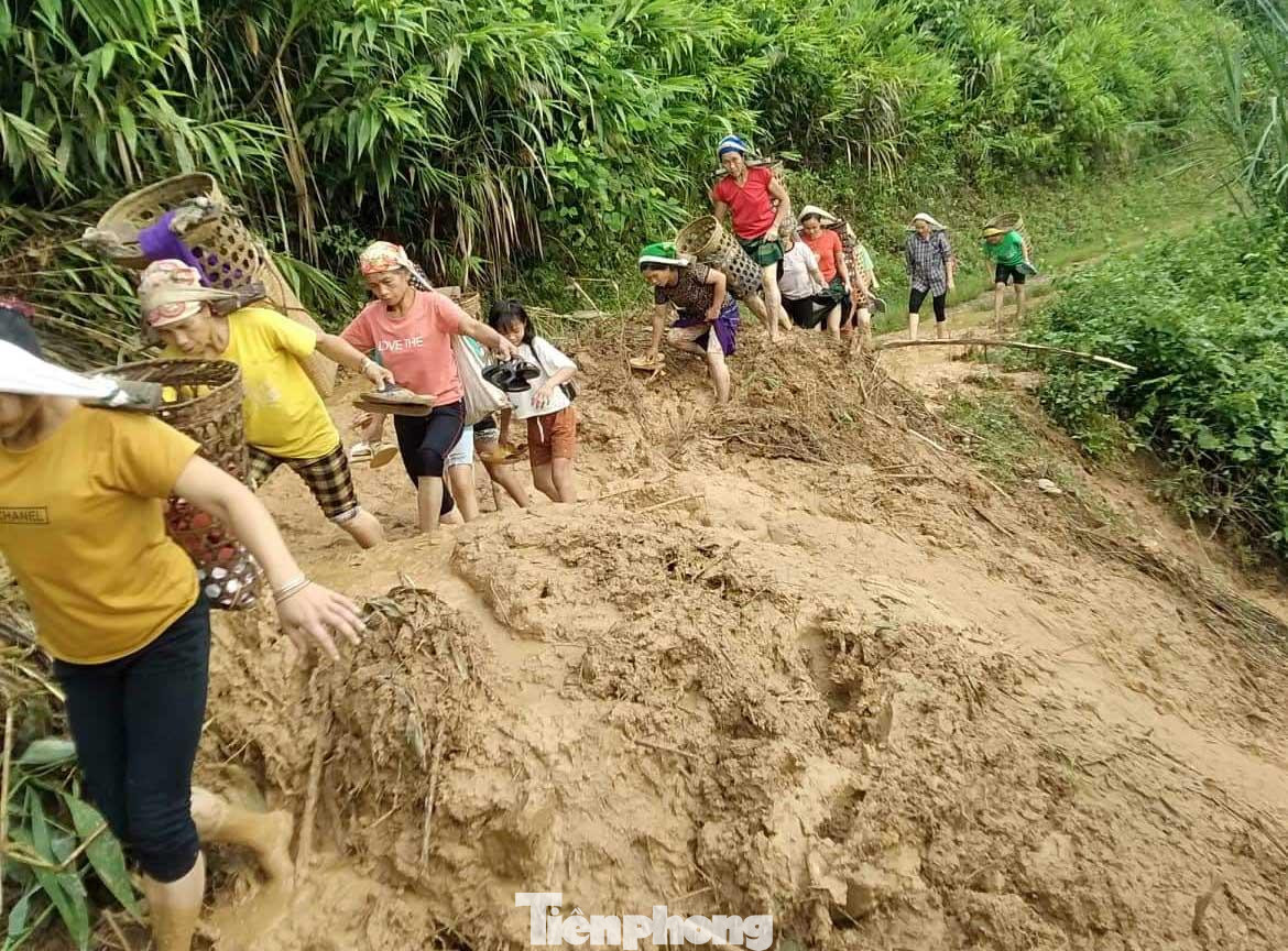 Theo báo cáo của UBND xã Chiêu Lưu, mưa lũ làm 15 hộ dân bị thiệt hại về nhà cửa, trong đó có 1 ngôi nhà đổ sập hoàn toàn, 5 nhà hư hỏng nặng cùng 9 nhà dân phải di dời khẩn cấp. Hơn 7ha lúa cùng nhiều hoa màu khác ngập sâu trong nước lũ.
