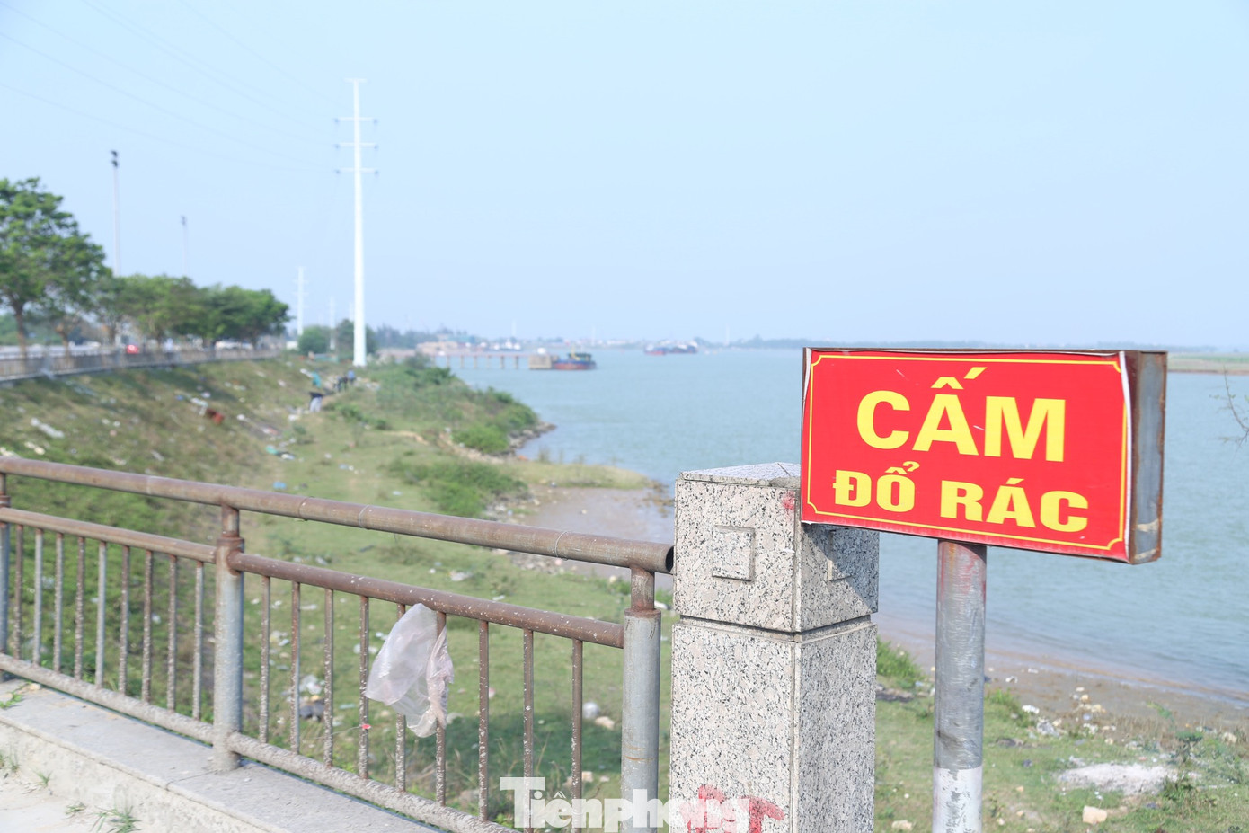 Dù đây là khu vực cấm đổ rác nhưng hàng ngày người dân vẫn xả rác, khiến môi trường ô nhiễm.