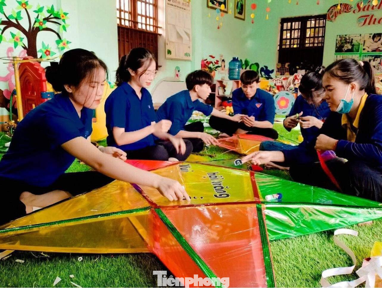 ĐVTN khẩn trương hoàn thành những chiếc đèn ông sao cỡ lớn ĐVTN khẩn trương hoàn thành những chiếc đèn ông sao cỡ lớn