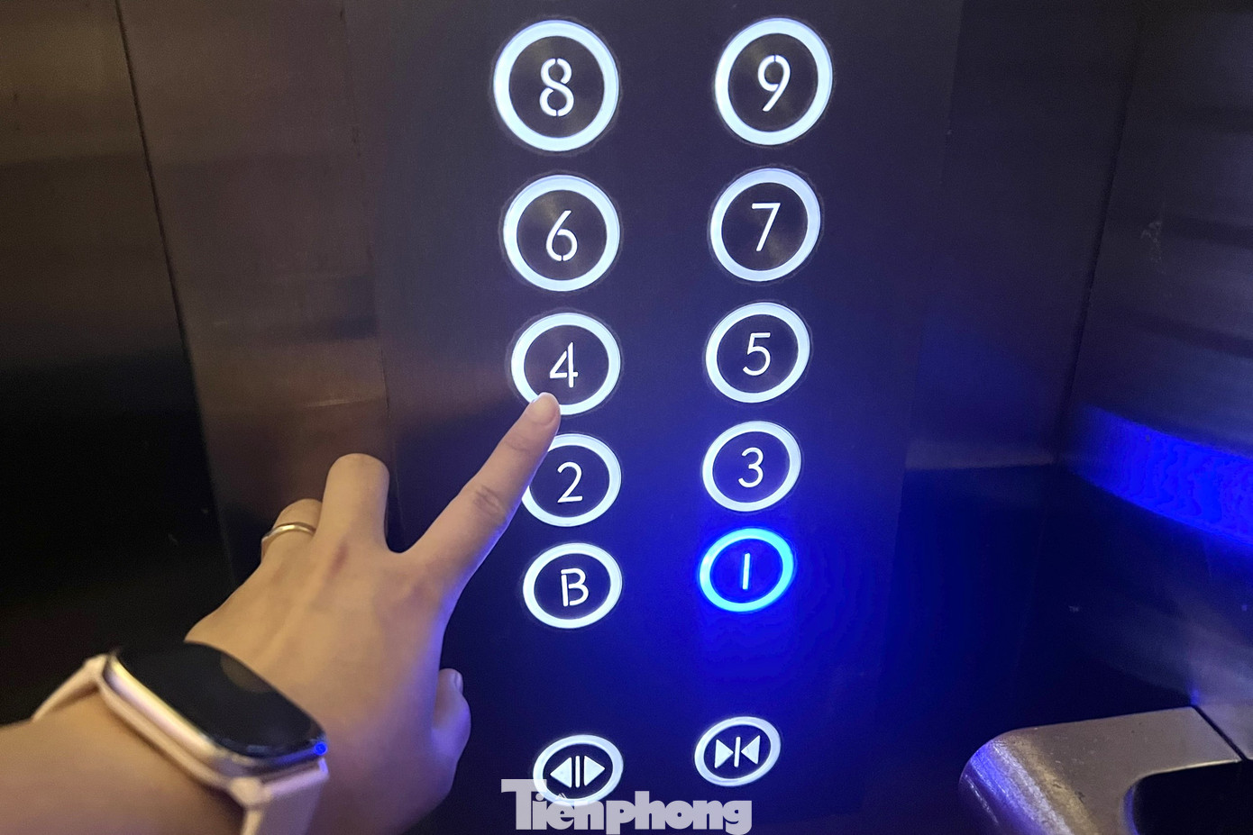 Tiết kiệm điện, Nghệ An yêu cầu cán bộ chỉ dùng thang máy từ tầng 4 trở lên. Tiết kiệm điện, Nghệ An yêu cầu cán bộ chỉ dùng thang máy từ tầng 4 trở lên.