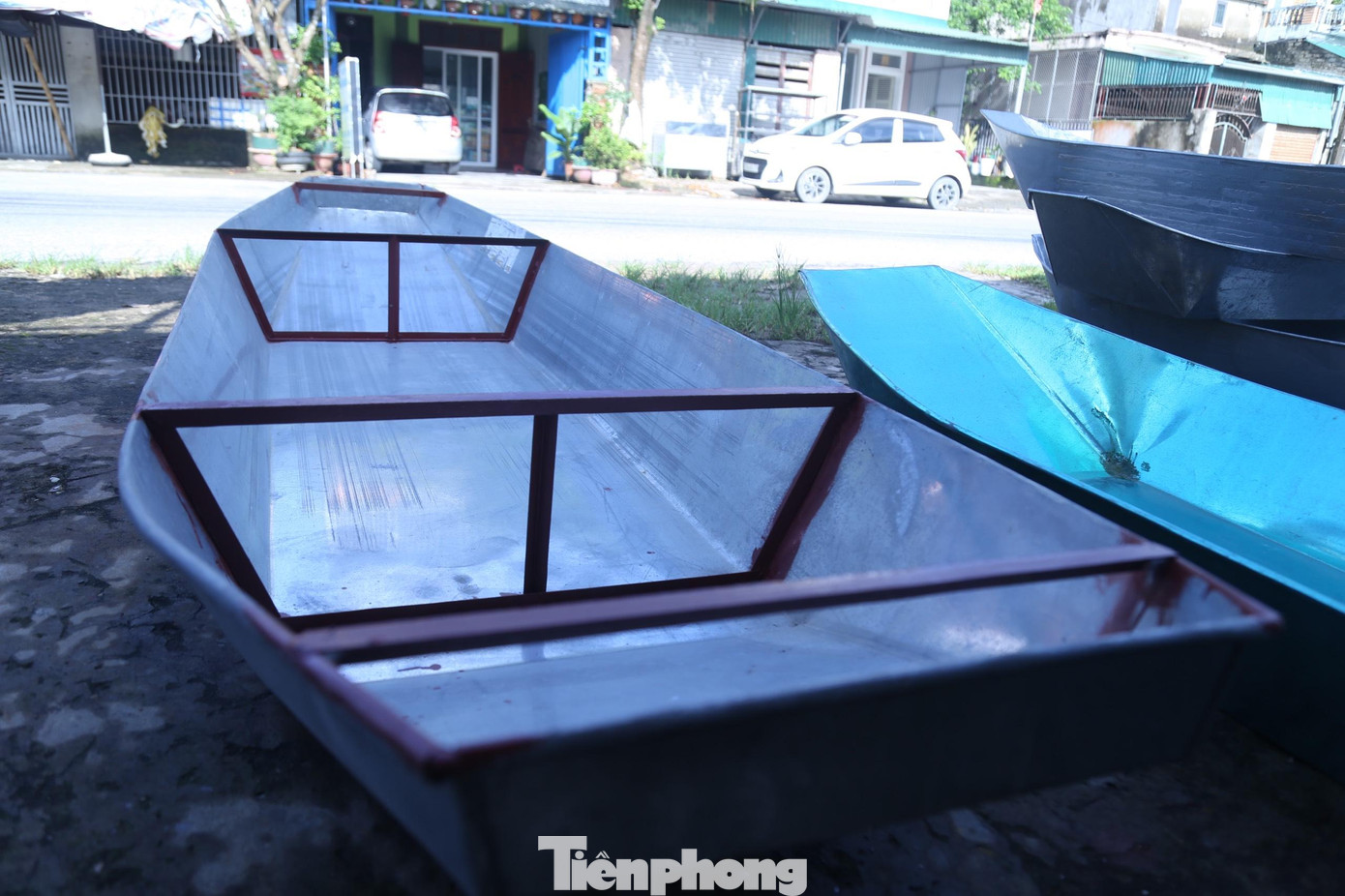 Hiện nay việc sản xuất thuyền tôn gặp khó do giá nguyên liệu tăng cao. Tuy nhiên, các chủ cơ sở thường không tăng giá vì vừa bán, vừa chia sẻ khó khăn với bà con trong mùa mưa lũ.