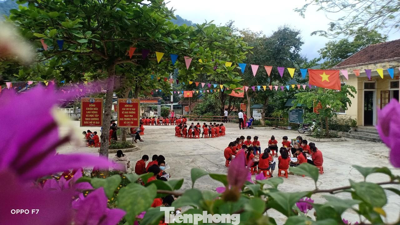 Học sinh trường Tiểu học Hữu Lập ngồi theo nhóm miệt mài đọc sách.