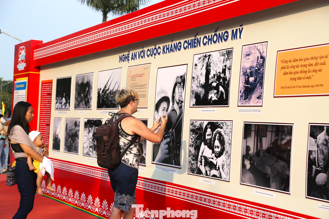 Đôi vợ chồng người nước ngoài tìm hiểu lịch sử Việt Nam. Đôi vợ chồng người nước ngoài tìm hiểu lịch sử Việt Nam.